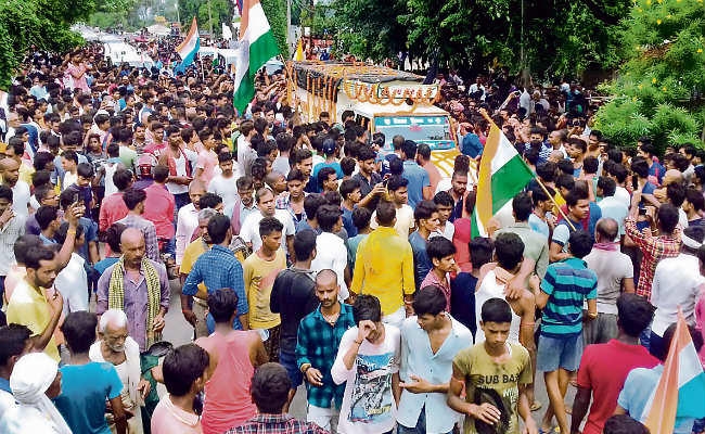 शहादत पर गर्व : शहीद कमलेश को अंतिम विदाई देने उमड़ी लोगों की भीड़