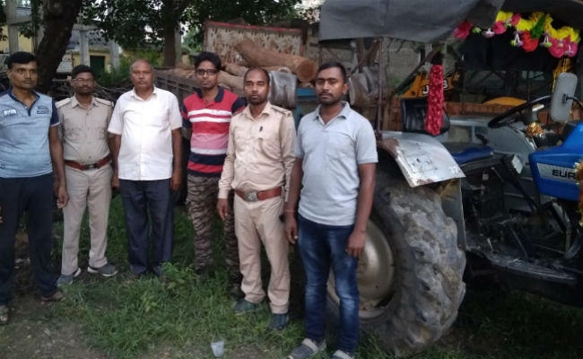 बरकट्ठा : वन विभाग ने अवैध लकड़ी का बोटा लदे ट्रैक्टर को किया जब्त