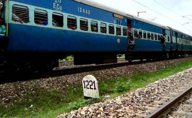 दुर्गापूजा से लेकर छठ तक भागलपुर से आने-जाने वाली सभी ट्रेनें फुल