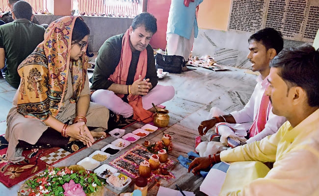 गया : भाई व भाभी ने पूर्व मंत्री सुषमा स्वराज का किया पिंडदान