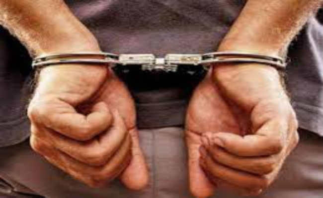 कार और ऑटो से 2350 पाउच बरामद दो धंधेबाज गिरफ्तार, भेजे गये जेल