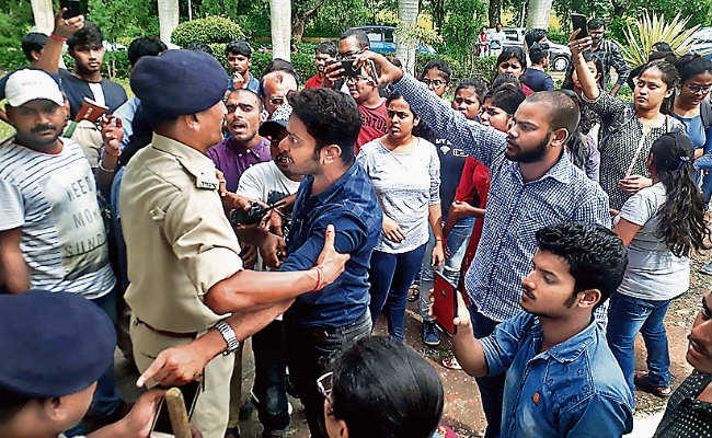 बीएयू में छात्रों ने किया जोरदार हंगामा धक्का-मुक्की पर पुलिस ने भांजी लाठी