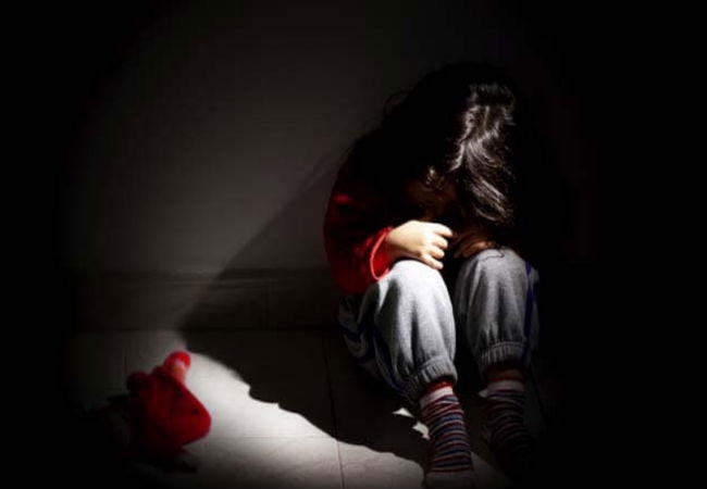 शर्मनाक: 12 साल की बच्ची का 2 साल तक 30 लोगों ने किया दुष्कर्म, अपराध में बच्ची का ”पिता” भी शामिल