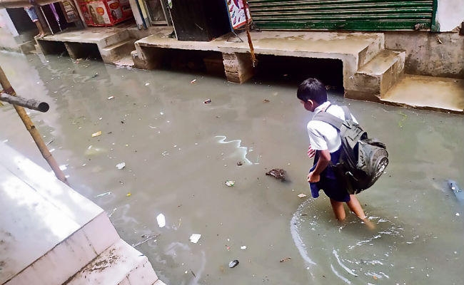 जलजमाव की मार से लोग लाचार, बारिश ने बढ़ायी परेशानी