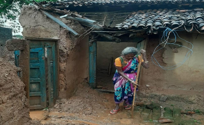 मरकच्चो में मिट्टी के कई घर गिरे, बाल-बाल बचे लोग, जामू जाने वाली सड़क टूटी