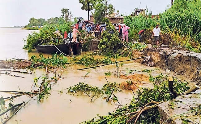 जमींदारी तटबंध के दोनों ओर हो रहा भीषण कटाव, भूख से बिलबिला रहे बाढ़ पीड़ित