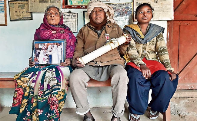 जमीनी हकीकत : तंगहाली में जी रहे पद्मश्री सिमोन उरांव, दो पोतियां बाहर कर रहीं दाई का काम, दो की छूट गयी पढ़ाई