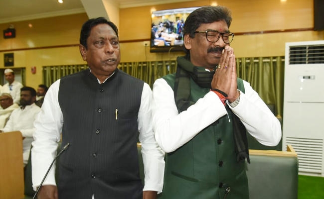 हेमंत सोरेन ने विधानसभा सदस्य के रूप में शपथ ली, प्रोटेम स्पीकर ने दिलायी शपथ