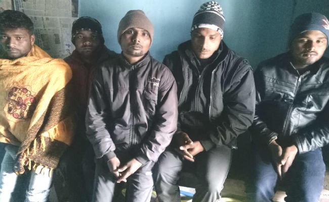 देवघर : 5 शातिर साइबर अपराधी गिरफ्तार, चोरी के पैसे से महल जैसा बनाया घर