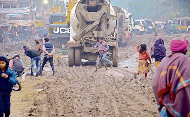 सड़क पर जलजमाव, पेयजल की किल्लत, कई के पास रहने को नहीं है घर