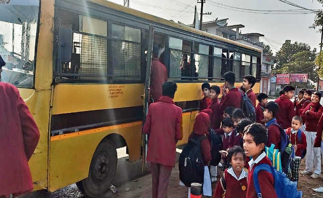 चलती स्कूल बस के इंजन से निकलने लगा धुआं, बच्चों में मची अफरा-तफरी