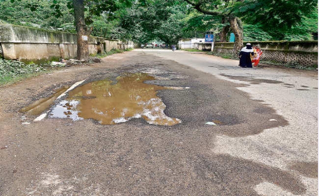टूटी सड़कें व जलजमाव लोगों की परेशानी का सबब