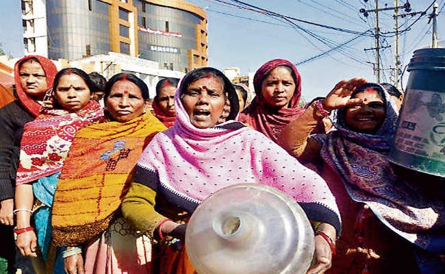 सोया रहा विभाग, 15 दिन से झेल रहे थे पानी की समस्या, उतरना पड़ा सड़क पर