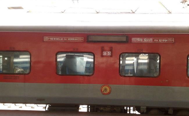 हावड़ा राजधानी एक्सप्रेस में परोसा गया खराब खाना, यात्रियों की शिकायत पर जब नहीं की गयी कार्रवाई तो…