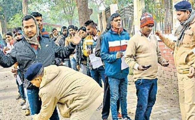 बिहार सिपाही भर्ती परीक्षा: सेंटर पर हंगामे के बीच OMR सीट लेकर भागे 14 अभ्यर्थी, परीक्षा वीक्षक पर नकल कराने का लगा आरोप, गिरफ्तार
