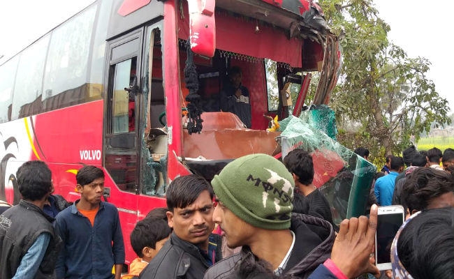 दिल्ली से मुजफ्फरपुर जा रही बस ने सीवान से आ रही बस में मारी टक्कर, 21 यात्री घायल