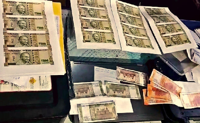 क्लिनिक की आड़ में नकली नोट की हो रही थी छपाई, संचालक गिरफ्तार, चार लाख बाजार में खपा चुका है आरोपी