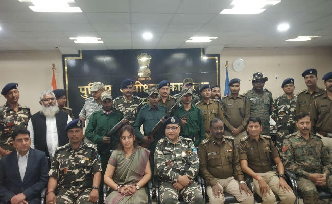 झारखंड : गणतंत्र दिवस से पूर्व दुमका में तीन हार्डकोर नक्सलियों ने किया आत्मसमर्पण