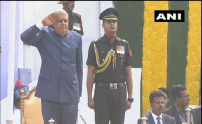 पश्चिम बंगाल : राज्यपाल जगदीप धनखड़ ने रेड रोड में फहराया तिरंगा, सीएम ममता बनर्जी भी रहीं मौजूद