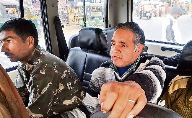 बेंगाबाद : एसीबी ने प्रभारी चिकित्सा पदाधिकारी को पांच हजार रुपये घूस लेते दबोचा