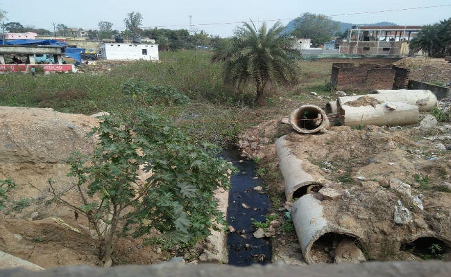 लातेहार : नाले में तब्दील होती जा रही जायत्री नदी, बचाव की कवादत शुरू