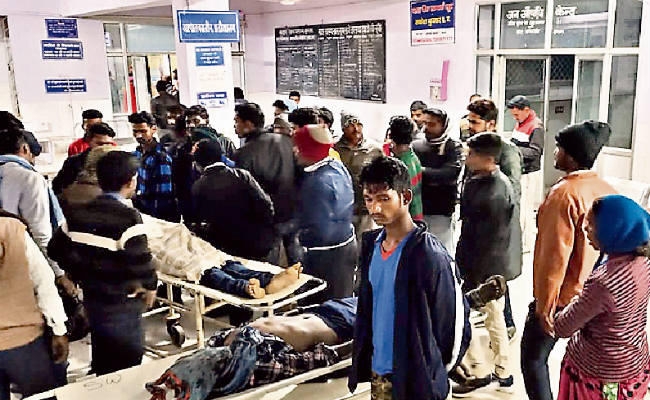 गुमला : दो की मौत, एंबुलेंस में तोड़फोड़