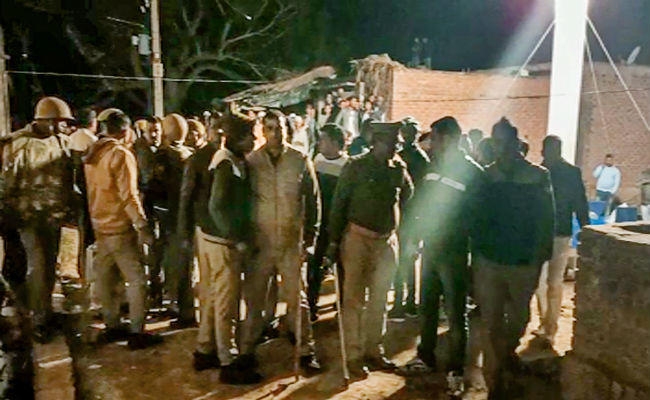 यूपी बंधक संकट: सभी बच्चों को बचाया गया सुरक्षित, बंधक बनाने वाले शख्स की पत्नी की पिटाई, हुई मौत