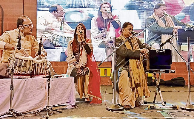 औरंगाबाद सदर : सूर्य महोत्सव में अनूप जलोटा ने बांधा समां