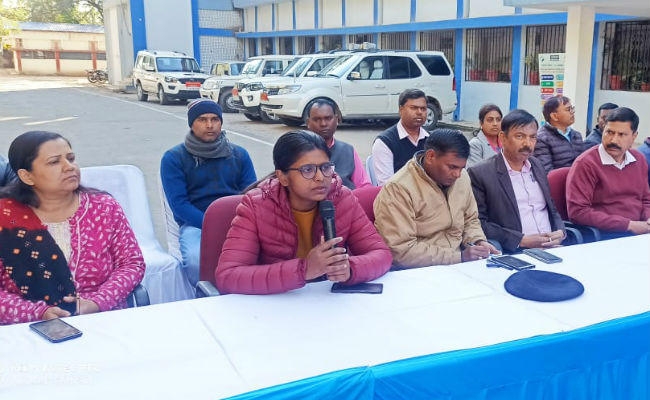 लोहरदगा हिंसा : शांति समिति की बैठक में बोलींं उपायुक्त- सौहार्दपूर्ण वातावरण का करें निर्माण