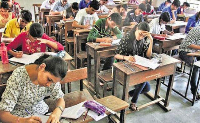 बिहार : फर्जी कॉल से मैट्रिक परीक्षार्थी परेशान, पास कराने का झांसा देकर ठग रहे हैं जालसाज