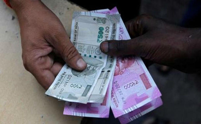 सात लाख रुपये ले भागा युवक