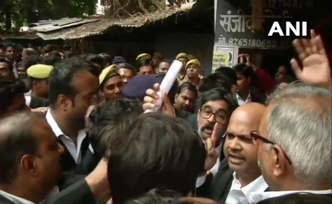 Bomb Blast At Lucknow Court News: लखनऊ के वजीरगंज कचहरी में देसी बम से अपराधियों ने किया हमला, मची अफरा-तफरी