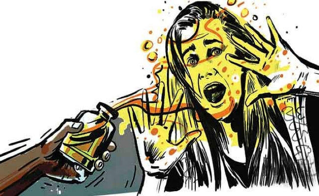 अवैध संबंध का आरोप लगा पत्नी पर फेंका एसिड