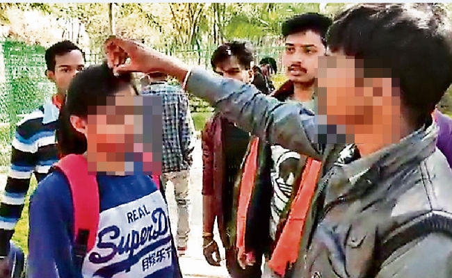 वेलेंटाइन डे पर उत्पात : पार्क पहुंचे बजरंग दल कार्यकर्ता, जबरन प्रेमी से प्रेमिका की मांग भरवायी