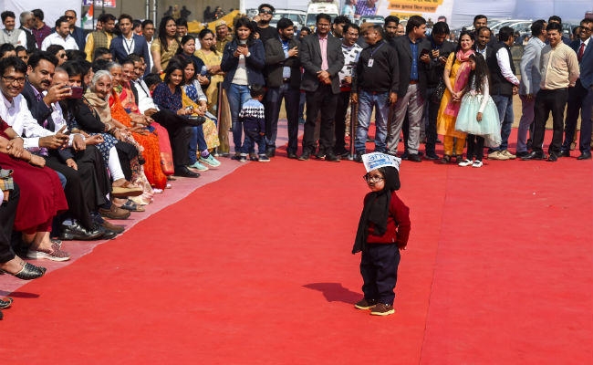 दिल्ली के मुख्यमंत्री के शपथ ग्रहण समारोह दिखे कई ‘लिटिल केजरीवाल”