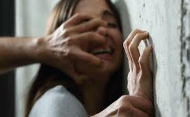 पत्नी की नजरों के सामने युवती से करता था दुष्कर्म