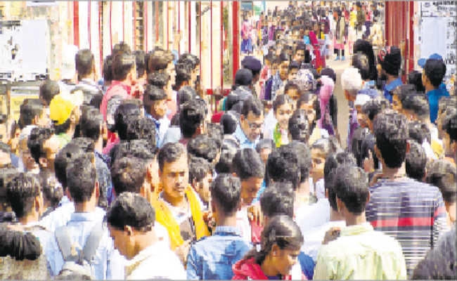 दो मुन्नाभाई समेत एक छात्र को किया गिरफ्तार
