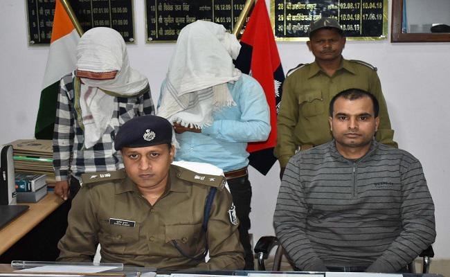 स्टूडियो की आड़ होती थी अवैध हथियारों की तस्करी, पुलिस ने किया भांडाफोड़