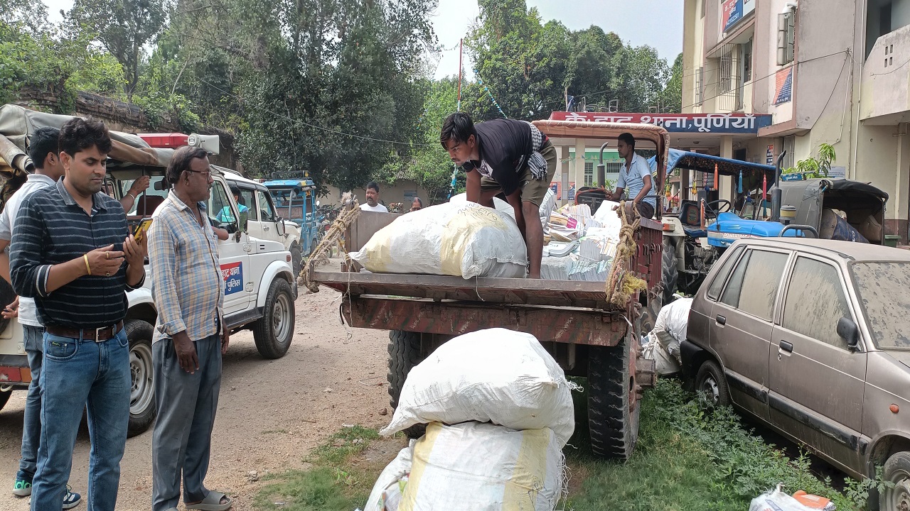बिहार: कबाड़ में किलो के भाव बेच दी बच्चों की कोर्स बुक, एक दर्जन बोरियां जब्त