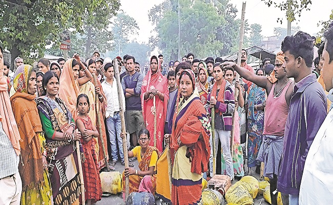 बिहार में शराब माफिया ने युवक को रेल पटरी से बांधा, ट्रेन से कटा पैर, हंगामा