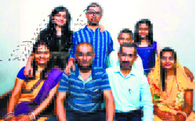 …और पिता-पुत्र फोन पर ही फफक कर रोने लगे, आंख मूंद बैठ गयीं शुभम की मां