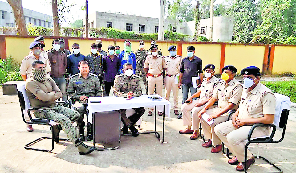 डबल मर्डर मिस्ट्री का गुमला पुलिस ने किया खुलासा, हड़िया पीने के बाद दोस्तों ने ही की थी हत्या