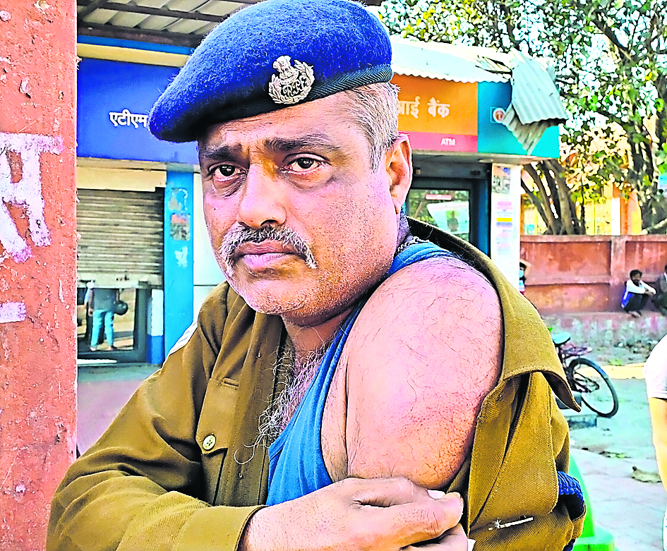 बेगूसराय में ऑनड्यूटी RPF हेड कांस्टेबल को ट्रैफिक सब इंस्पेक्टर ने लाठी-डंडे से पीटा, रो रोकर बताई पूरी दास्तां
