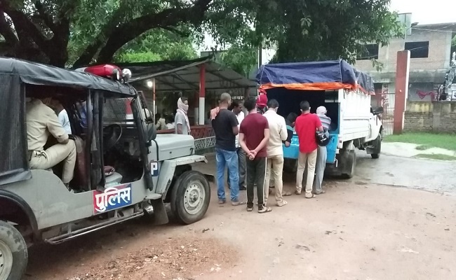 संक्रमित मरीज के घर से जुड़ने वाले रास्ता सील