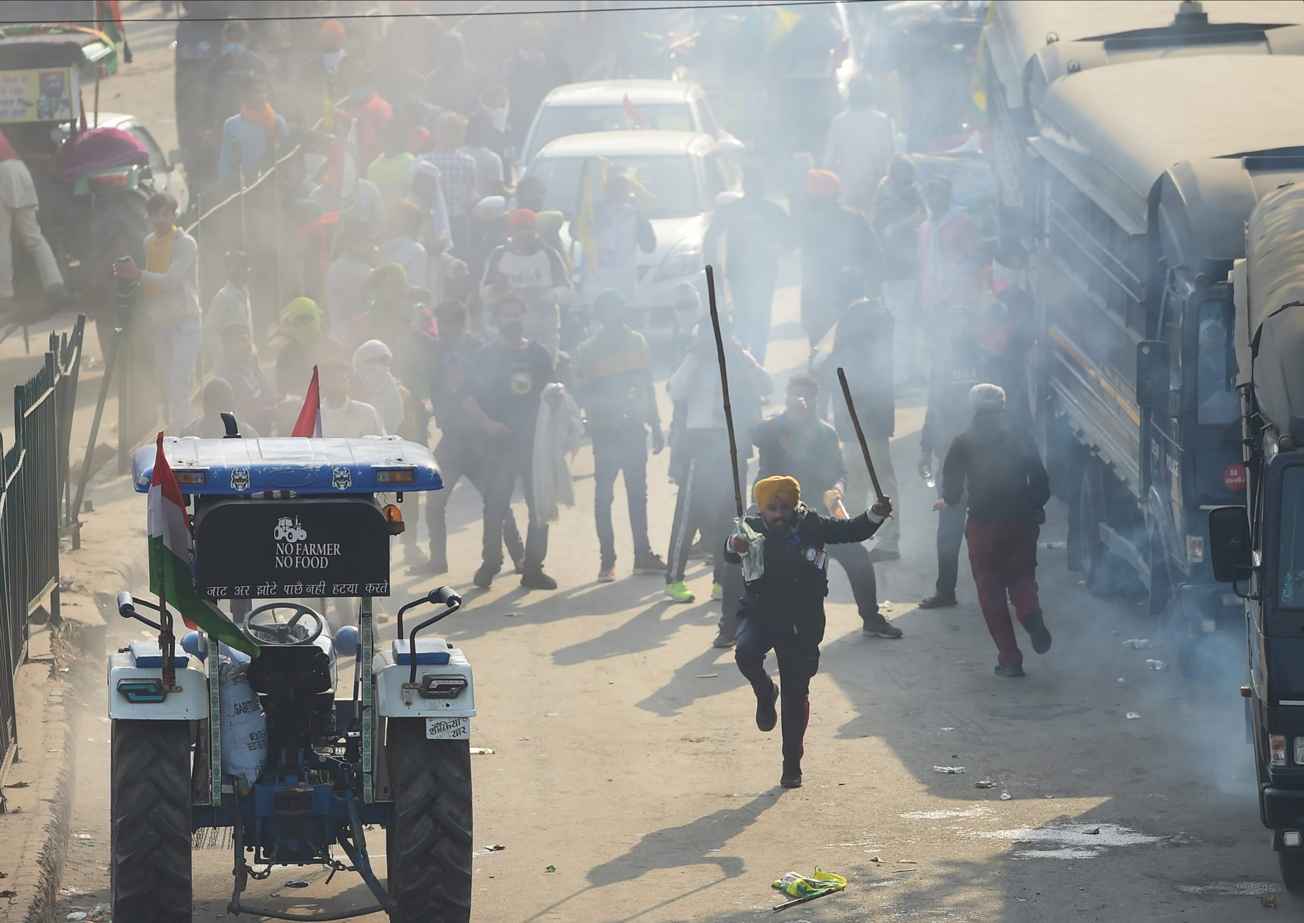 Tractor Rally Violence : घायल जवानों की जुबानी ट्रैक्टर रैली हिंसा की कहानी, तलवार, लाठी और अन्य हथियारों से लैस थे किसान…