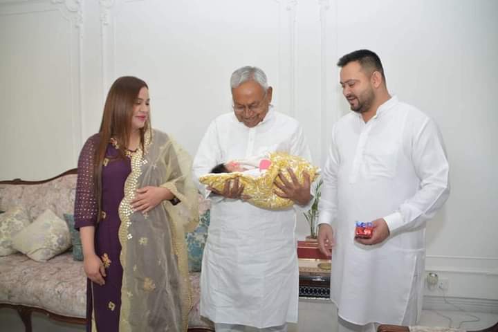 पोती को गोद में लेकर गदगद हुए नीतीश कुमार, जानें दादाजी ने क्या दिया कात्यायनी को गिफ्ट
