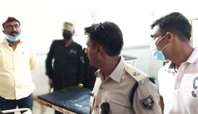 राइफल साफ करने के दौरान भाजपा नेता के बेटे को लगी गोली, युवक की मौत के बाद परिजनों ने किया अस्पताल में हंगामा