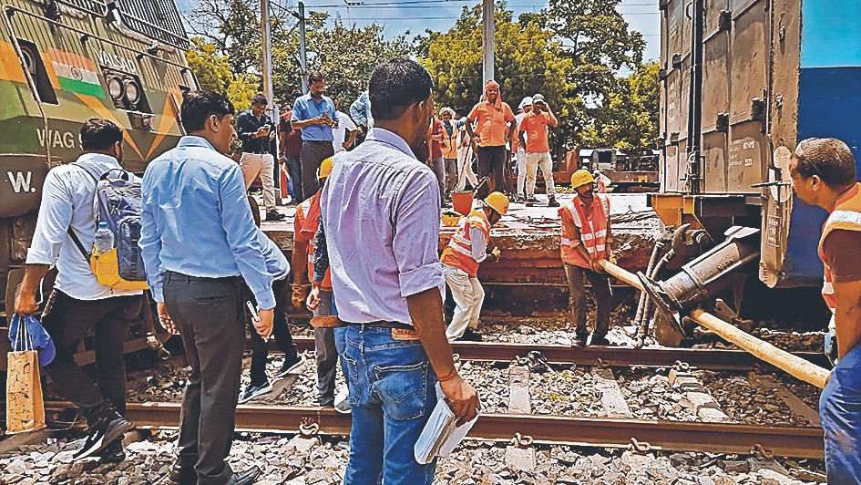 बिहार में टला बड़ा रेल हादसा, आरा-बक्सर रेलखंड पर ट्रेन के इंजन व बोगी का बंफर टूटने से मची अफरा-तफरी