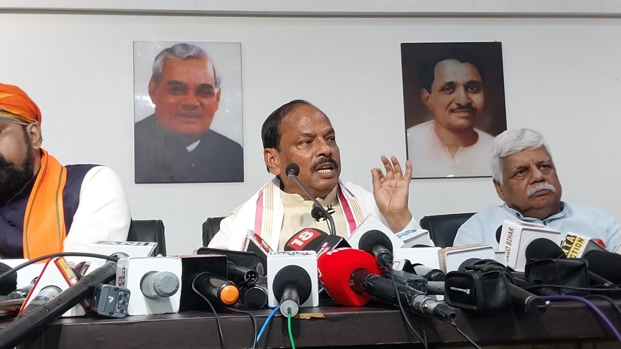 हम डरने वाले नहीं, जनता हिसाब करेगी, रघुवर दास का दावा- लाठीचार्ज राज्य प्रायोजित हिंसा