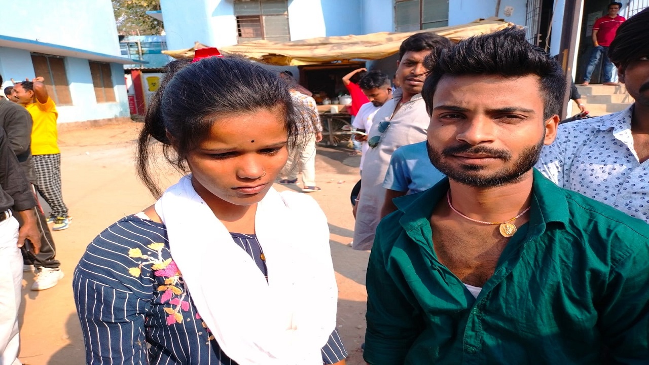रॉन्ग नंबर पर हुआ प्यार, भागकर की शादी, घरवालों ने किया विरोध तो बोली: नहीं छोड़ सकती कभी, मैंने टैटू कराया है